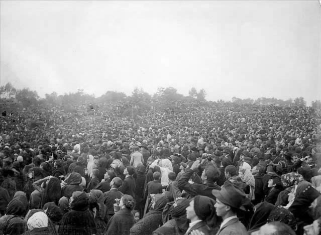 The crowd at the Cova da Iria, Fatima, on 13 October 1917