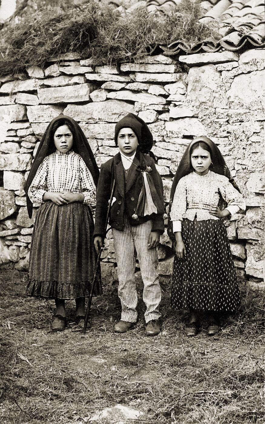 Lucia dos Santos with her cousins Francisco and Jacinta Marto in 1917